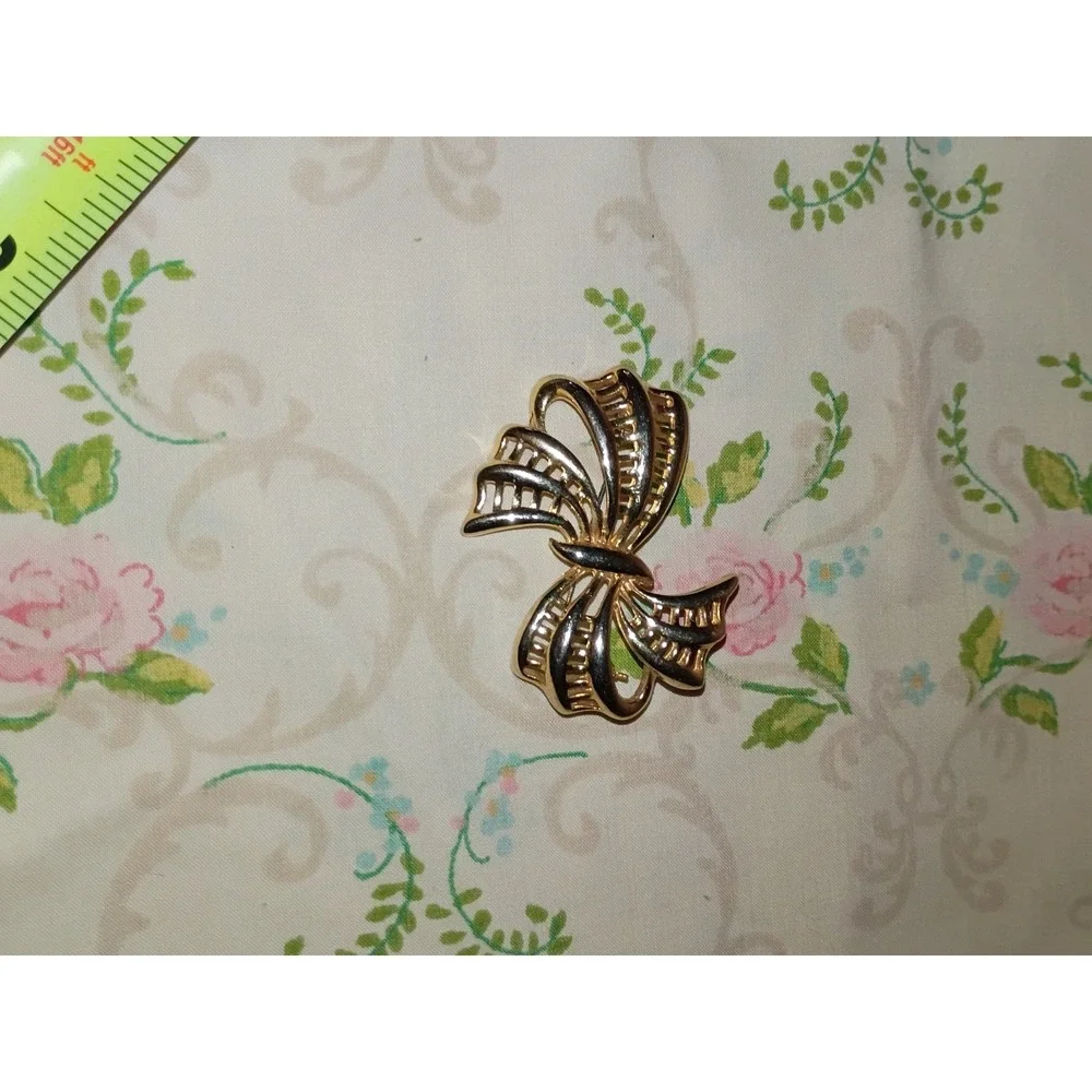 Gold Toned Open‎ Metal Ribbon Bow Brooch Unmarked 2 Inch Vintage